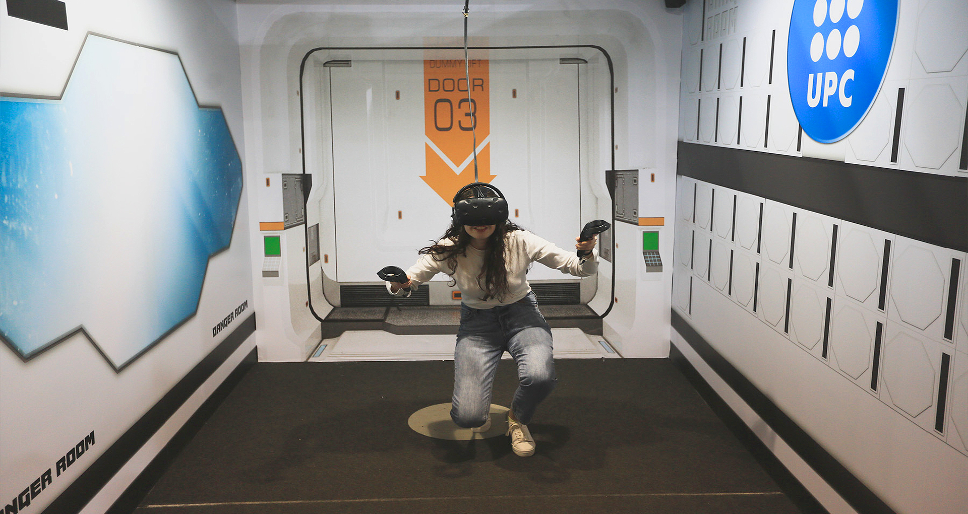 Vr dangerous. Комната виртуальной реальности. VR игры. Кабинет виртуальной реальности. VR комната.